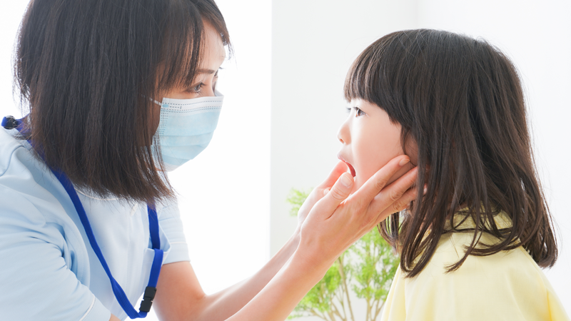 のどの診察風景